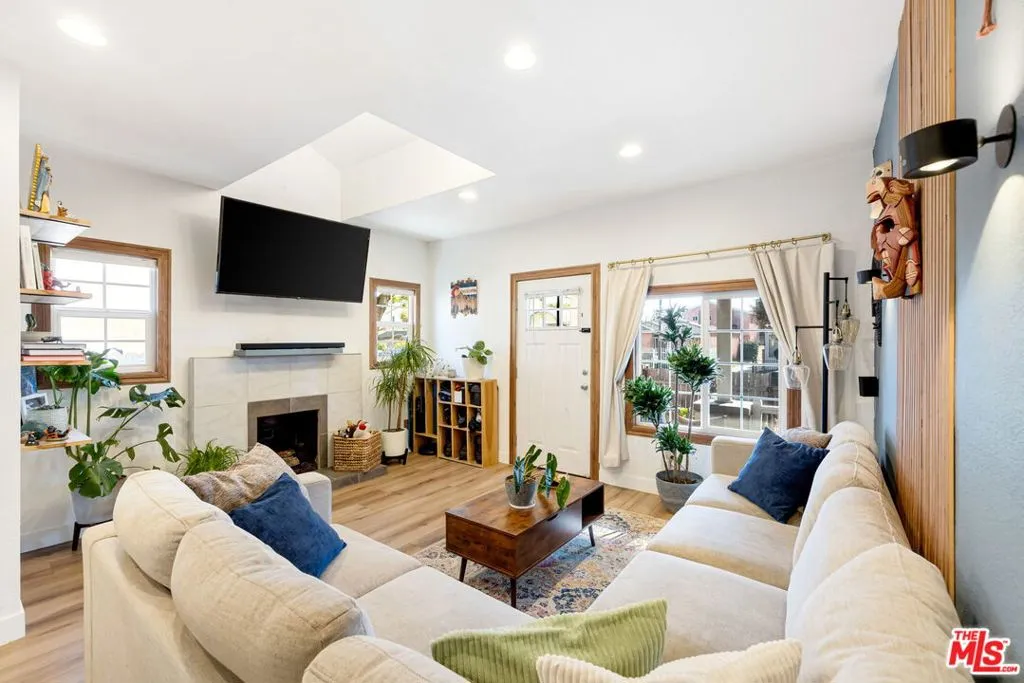 341 E 64th Street, Los Angeles, California 90003 home-pic-3